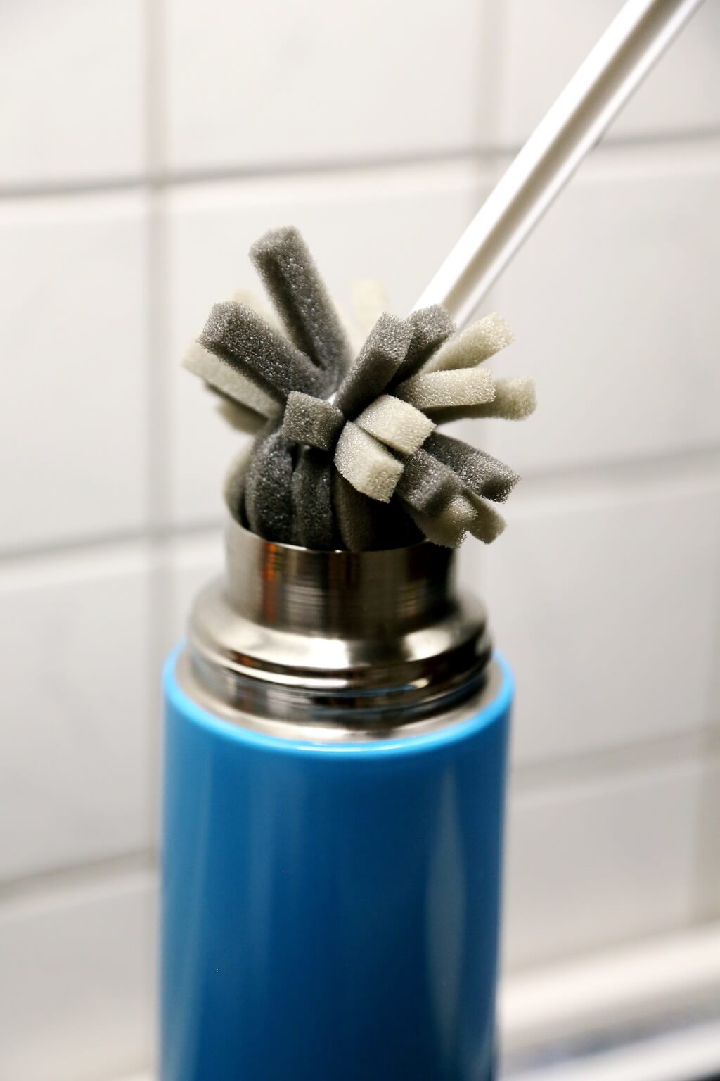 Reinigung einer Thermoskanne mit einer Schwamm-Bürste